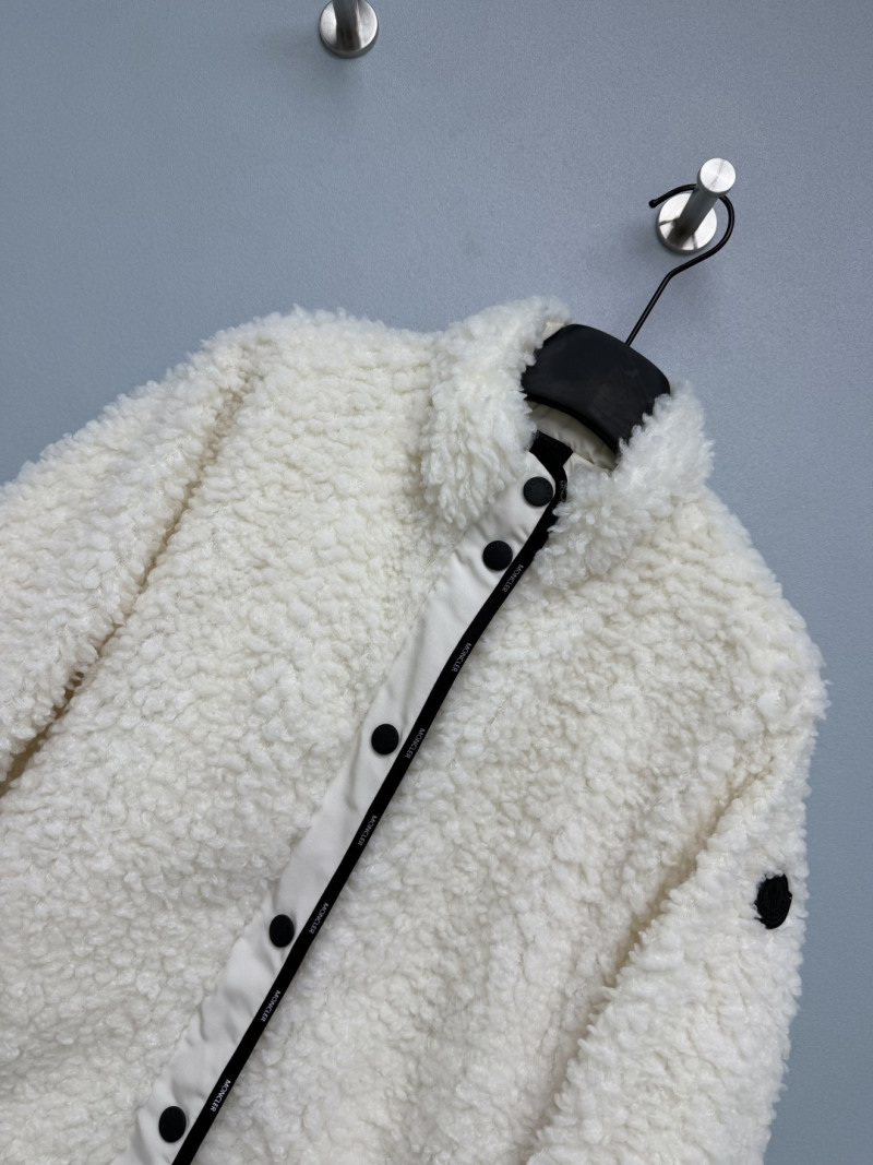 Белая куртка Moncler с подкладкой