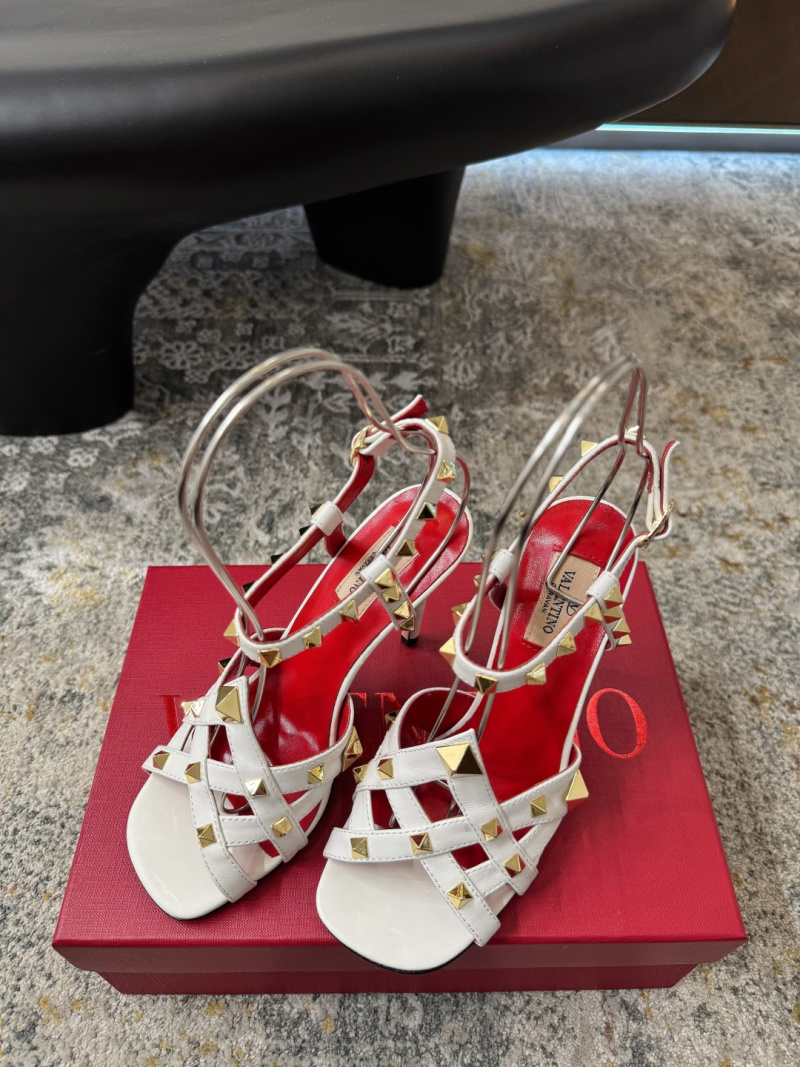Белые туфли Valentino Rockstud на каблуке Valentino Garavani