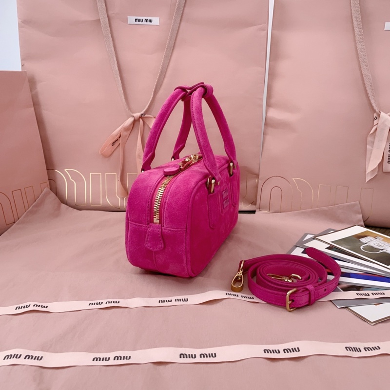 Розовая сумка Miu Miu из замши