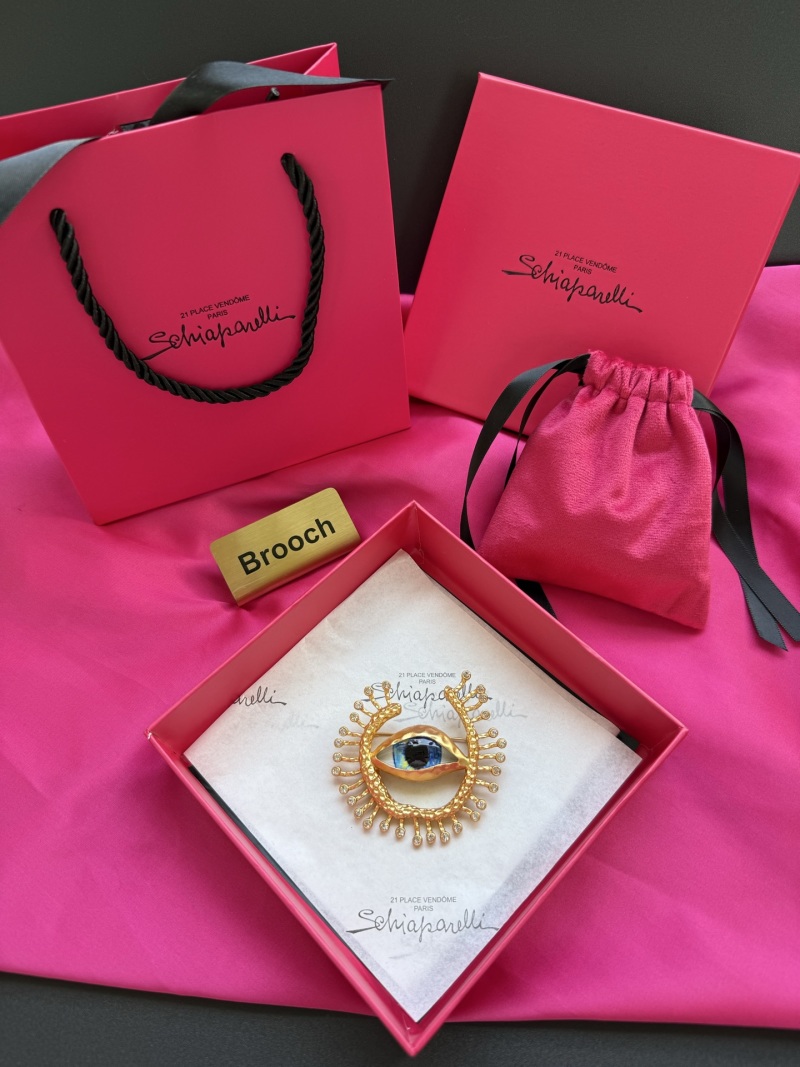 Брошь Schiaparelli в виде глаза