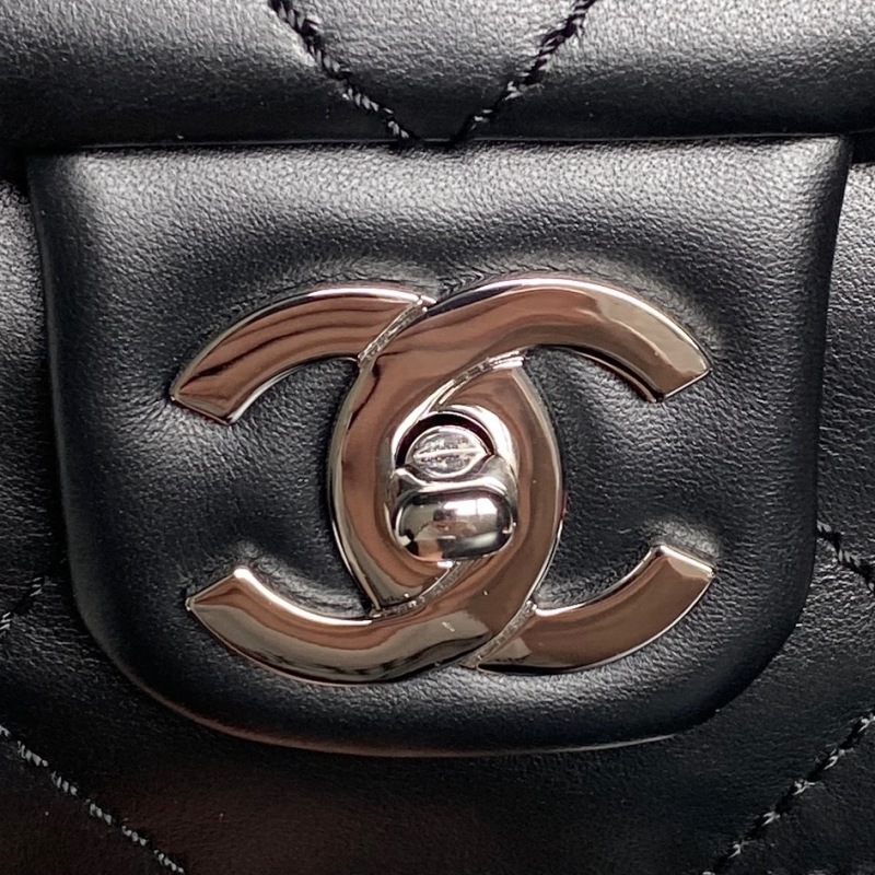 Чёрная сумка Chanel Vintage с цепным ремнём и отстёгивающимся нижним карманом