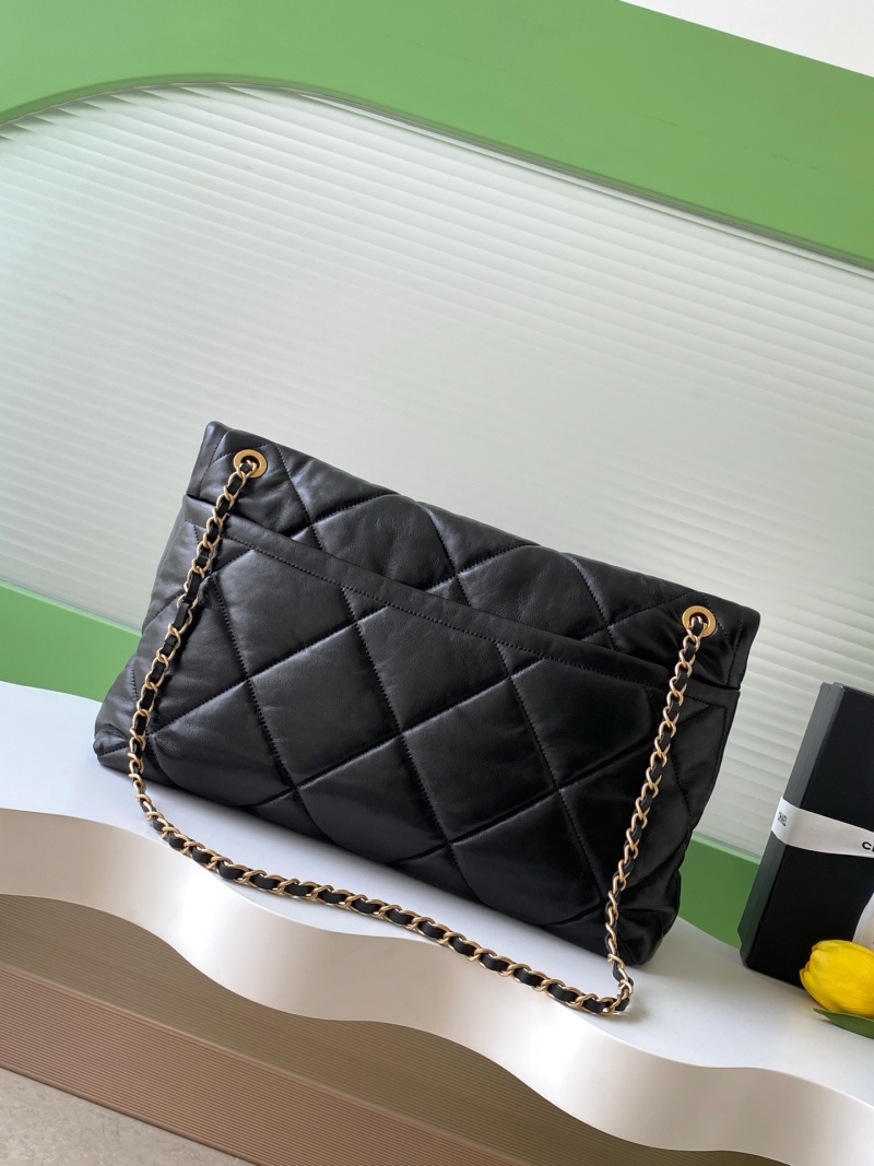 Черная классическая сумка Chanel с цепочкой