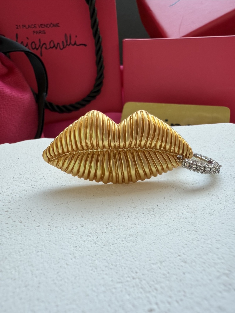 Брошь в виде губ Schiaparelli