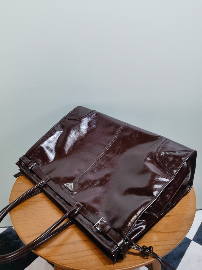 Сумка Prada из глянцевой кожи