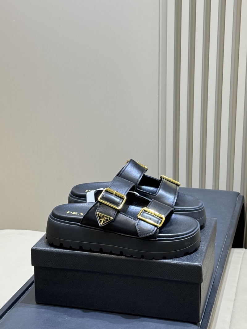 Женские черные босоножки на толстой подошве Prada