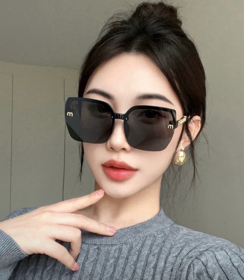 Солнечные очки Miu Miu M4304