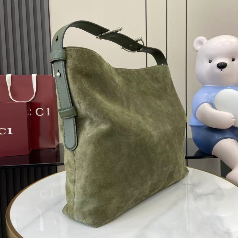 Сумка Gucci из замши с металлической ручкой