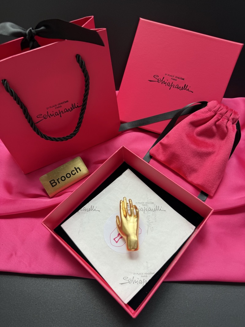 Брошь в виде руки Schiaparelli