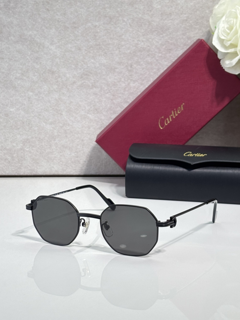 Солнцезащитные очки в темной оправе Cartier