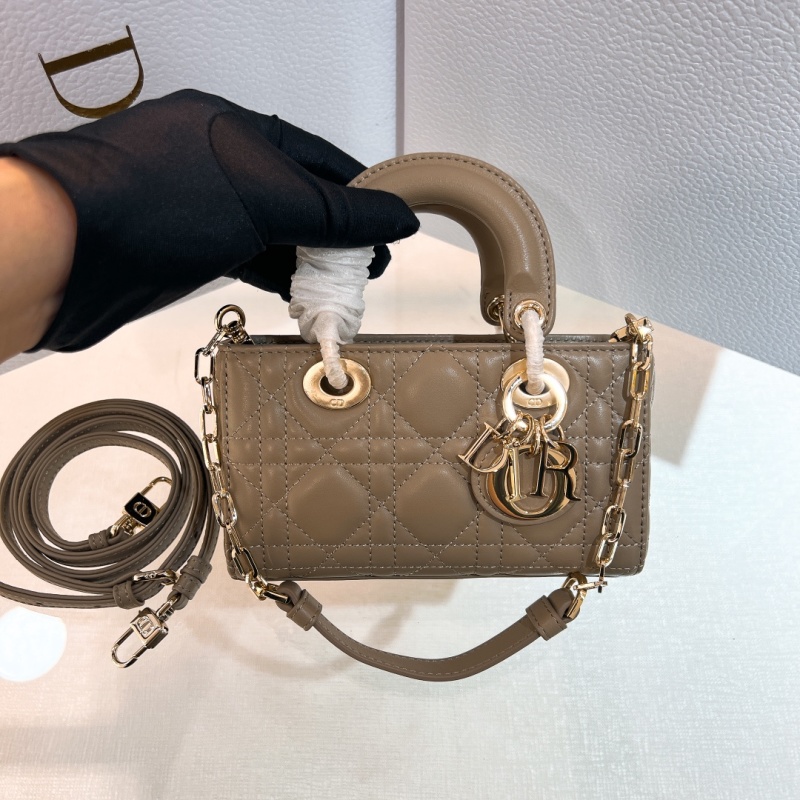 Мини-сумка из кожи с золотистой фурнитурой Dior