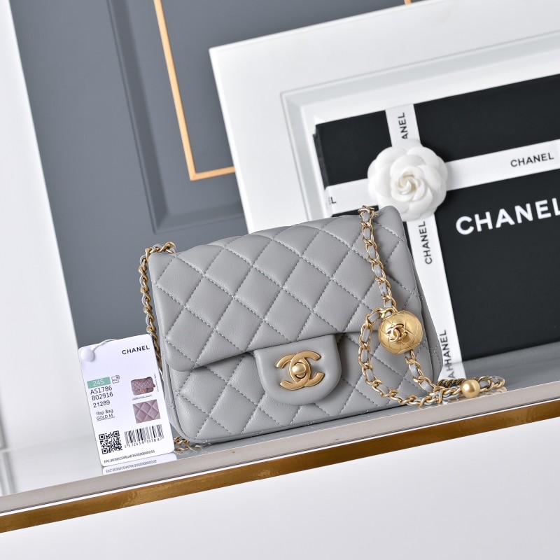 Серая стеганая сумка с золотой фурнитурой Chanel