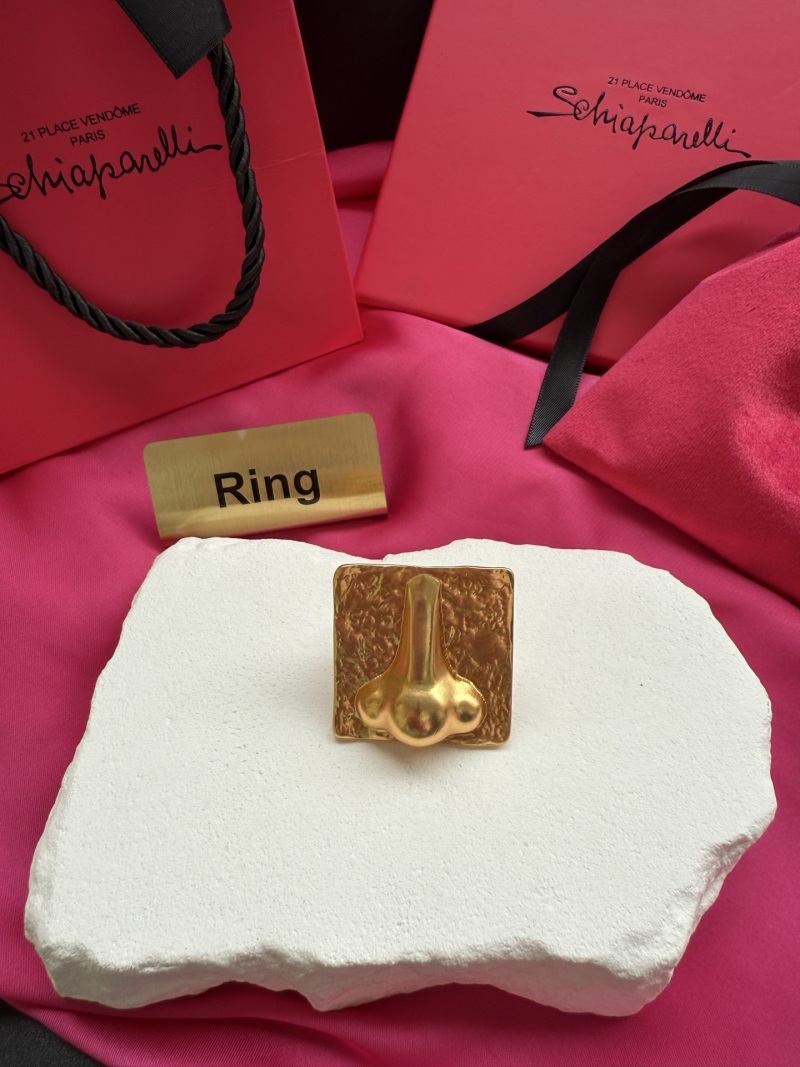 Золотистое кольцо с оригинальным дизайном Schiaparelli