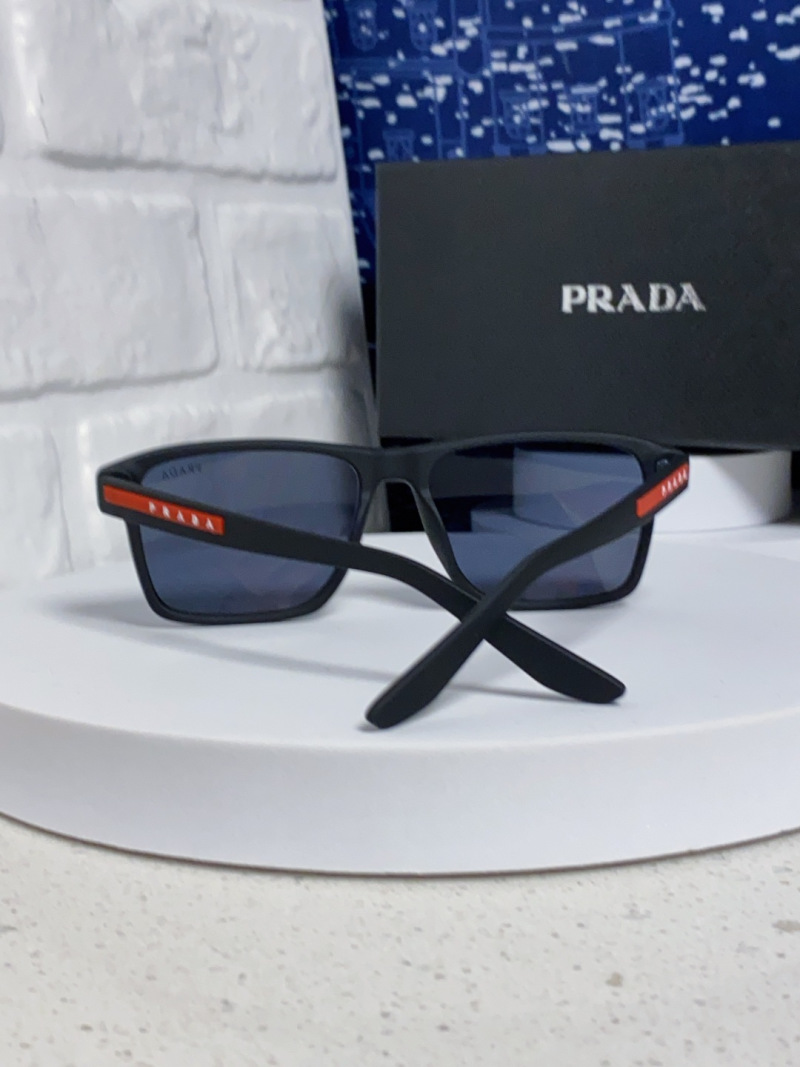 Солнцезащитные очки Prada квадратные поляризационные черные