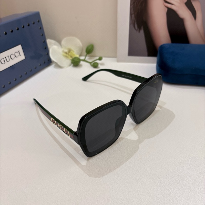 Солнцезащитные очки Gucci в крупной черной оправе