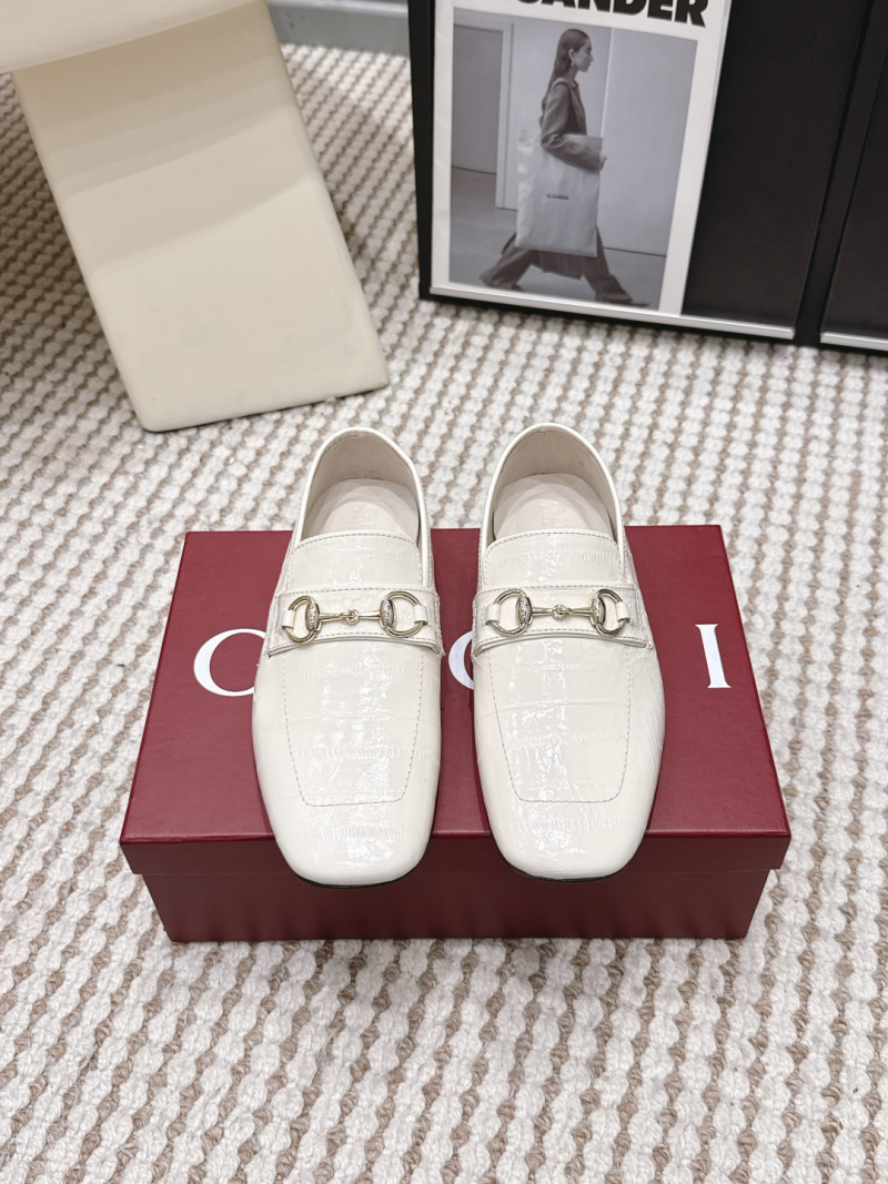 Женские лоферы белые с тиснением под крокодила и фурнитурой Gucci