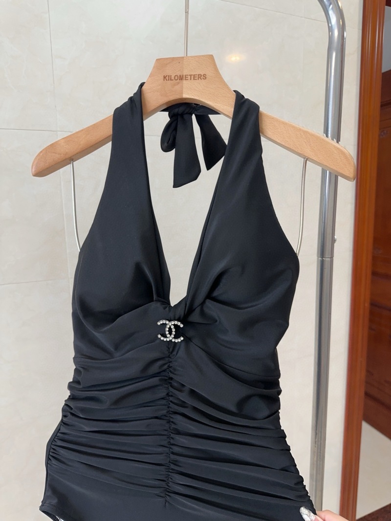 Женский черный купальник с декоративным элементом на груди Без бренда