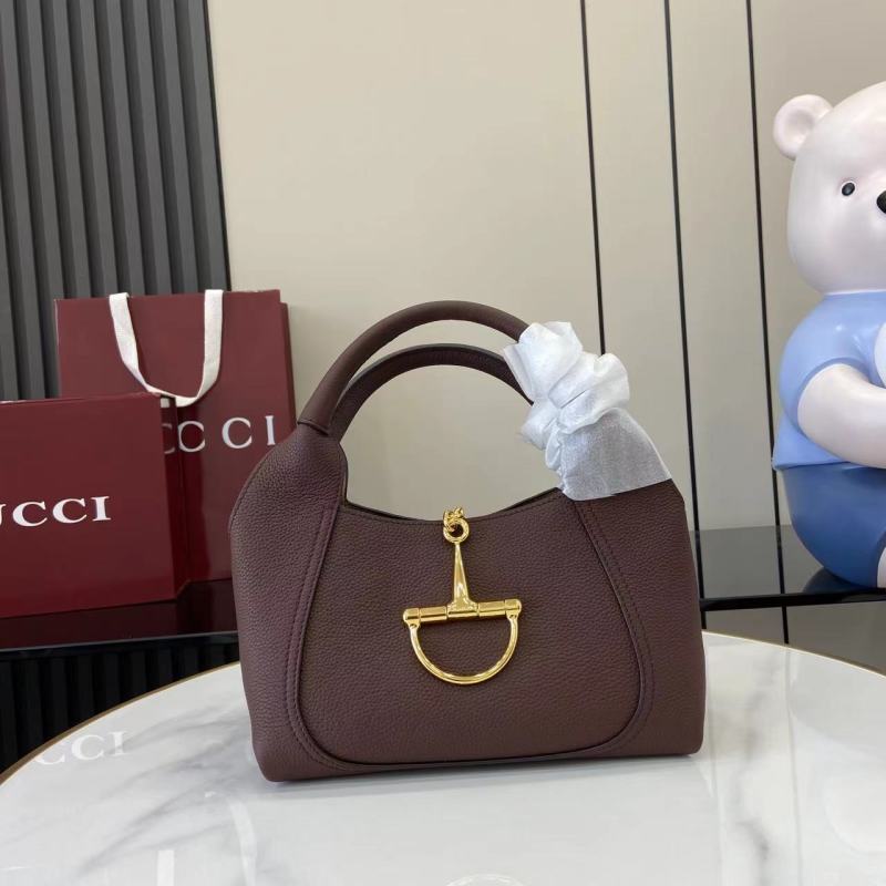 Сумка Gucci с золотой фурнитурой