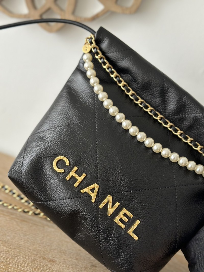 Женская сумка Chanel Mini 22 с жемчужной цепью и золотой отделкой
