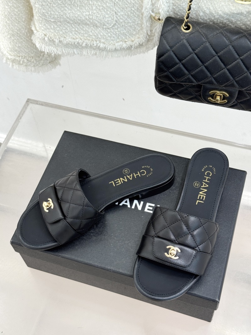 Чёрные кожаные тапочки с монограммой и квадратным клапаном Chanel