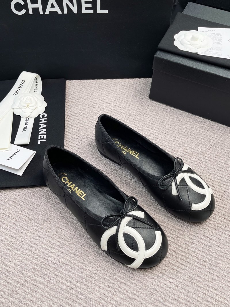 Женские лоферы с декоративным логотипом Chanel