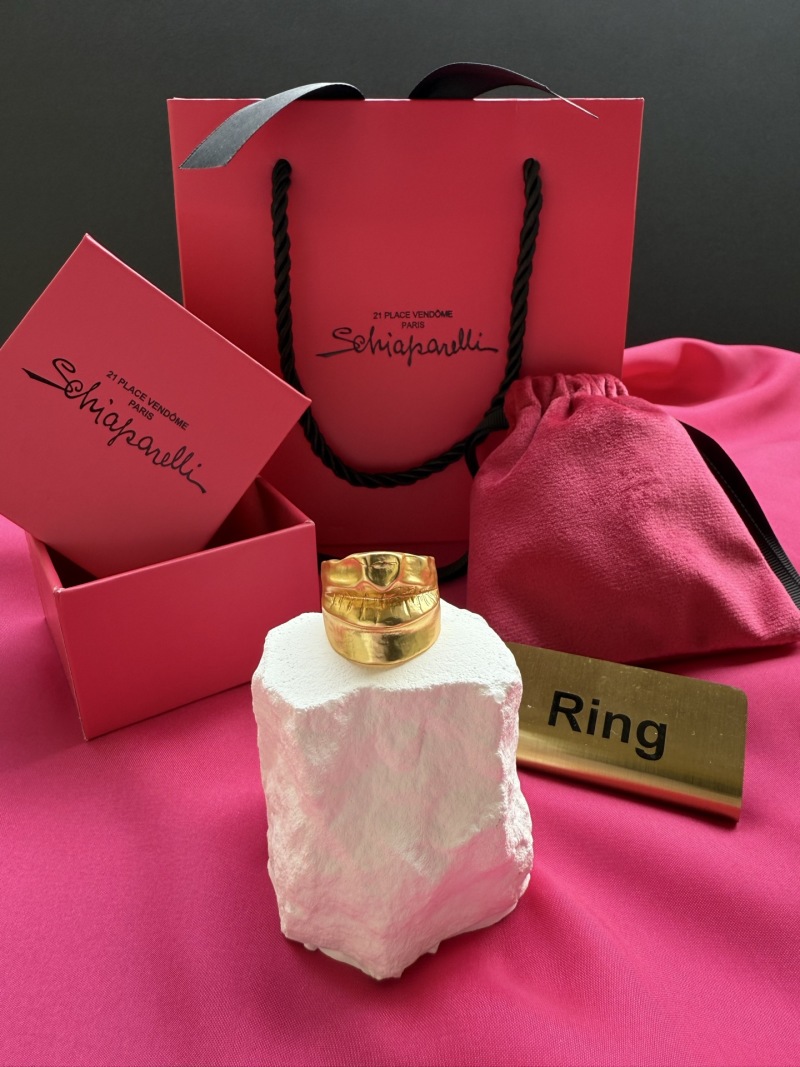 Золотистое кольцо Schiaparelli