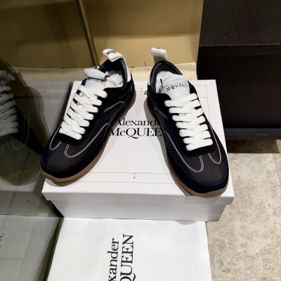 Стильные черно-белые кроссовки McQueen с белой подошвой