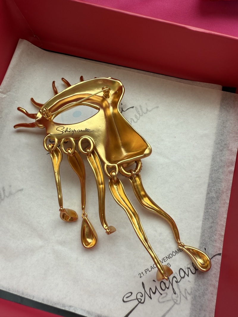 Брошь Schiaparelli с глазом