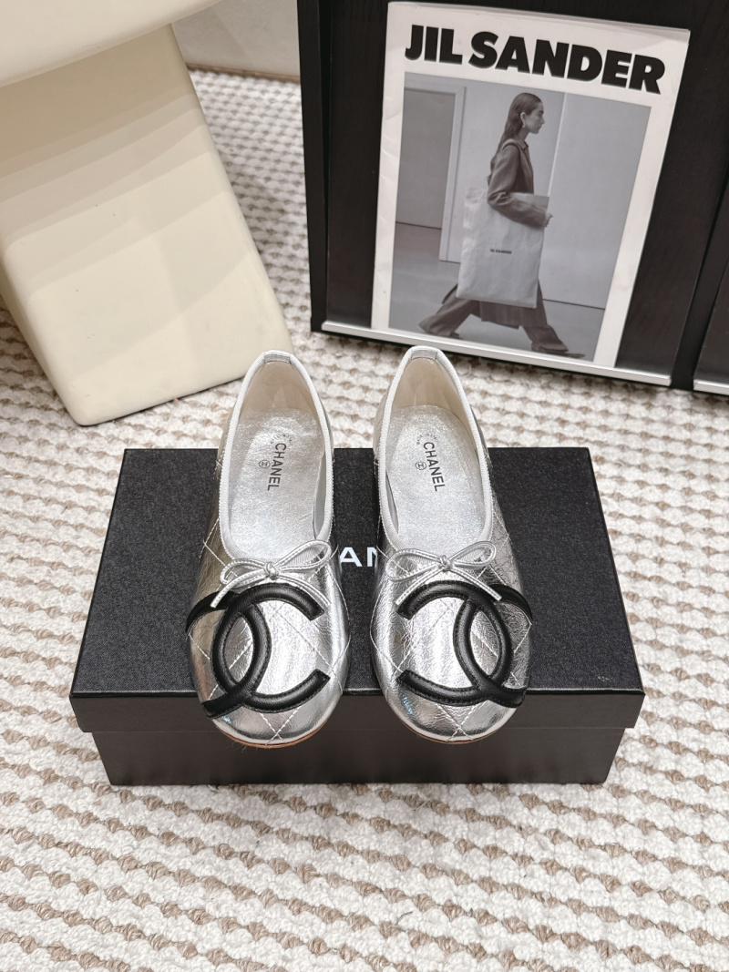 Серебряные туфли с декоративным бантом и логотипом Chanel