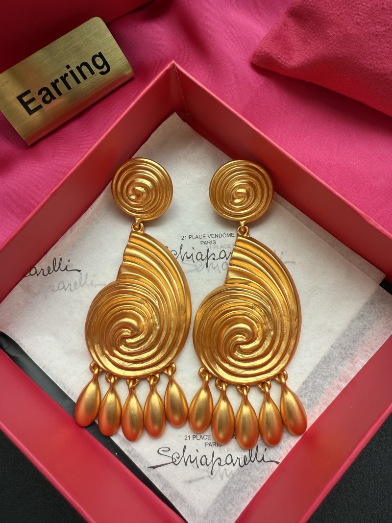 Золотистые серьги с витыми узорами и подвесками Schiaparelli