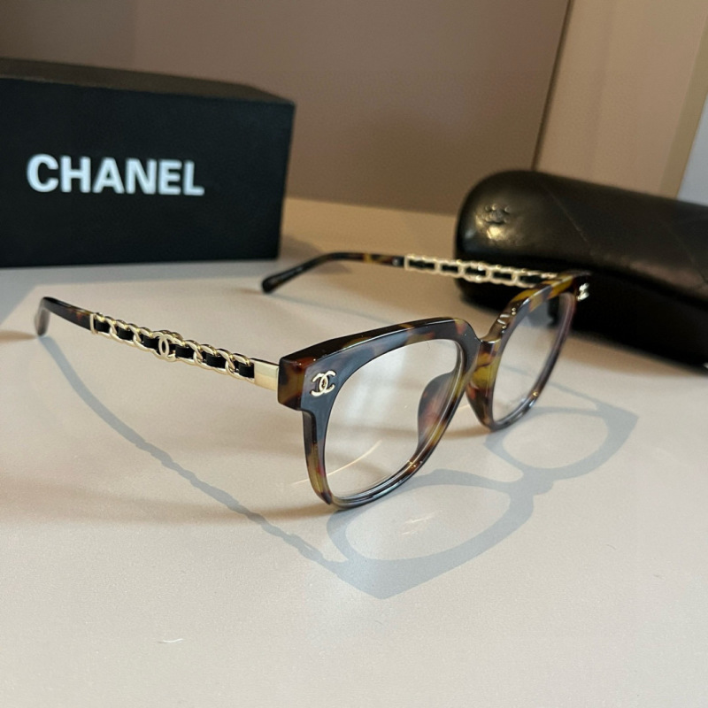 Очки в темной оправе с декоративными элементами на дужках Chanel