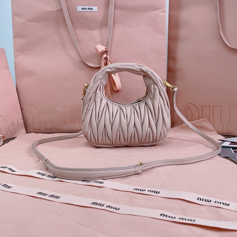 Сумка Miu Miu Mini Wander из кожи с тиснением Matelasse