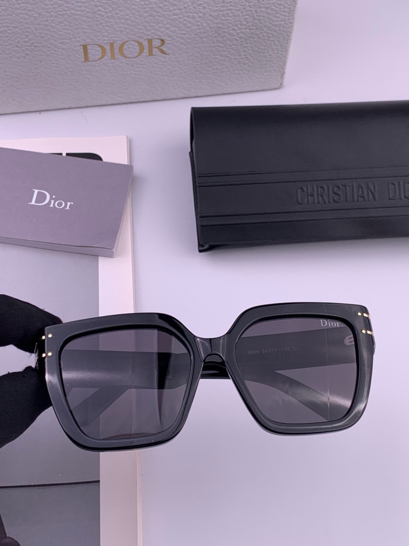 Женские солнцезащитные очки в светлой квадратной оправе Dior
