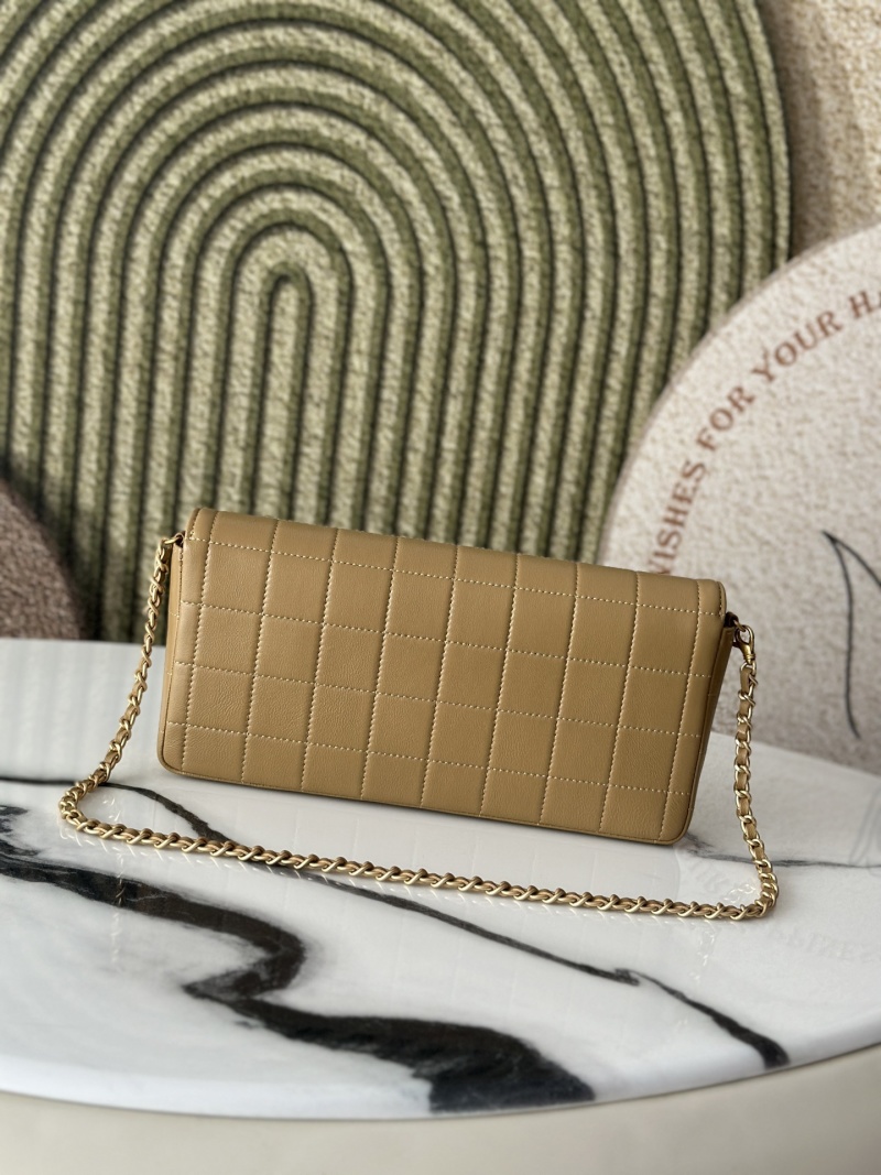 Бежевая сумка Chanel с цепочкой