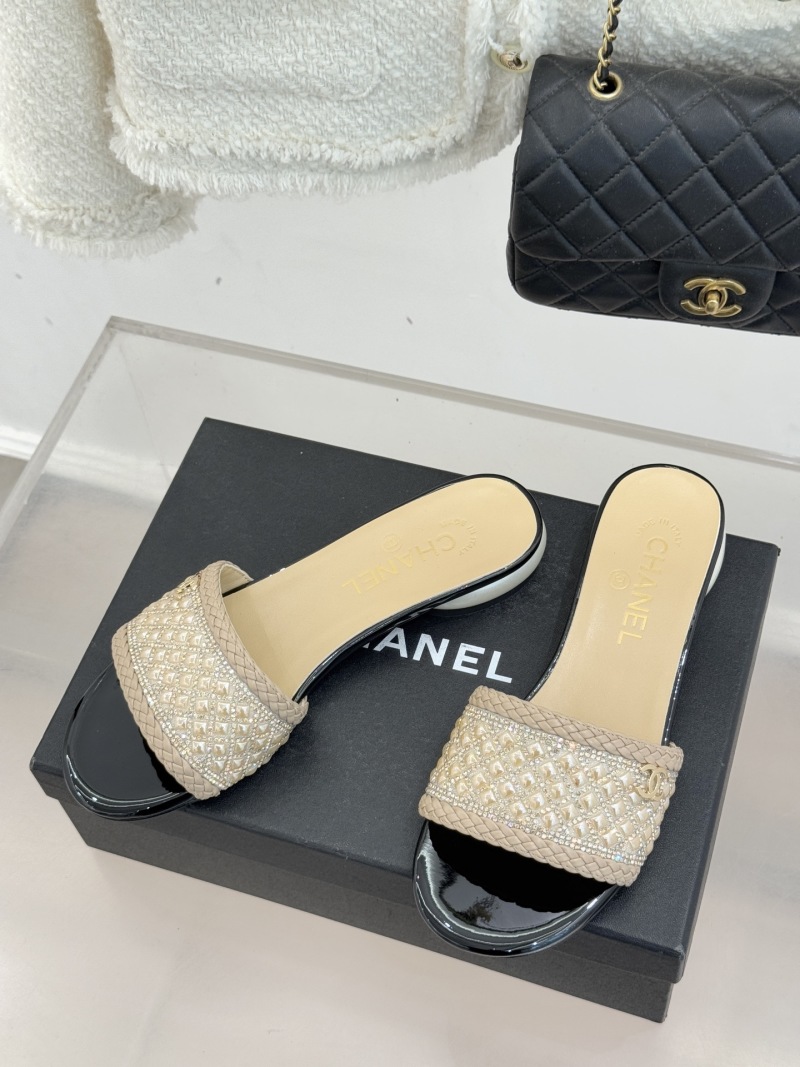 Женские мюли с жемчужным декором и стразами на каблуке Chanel