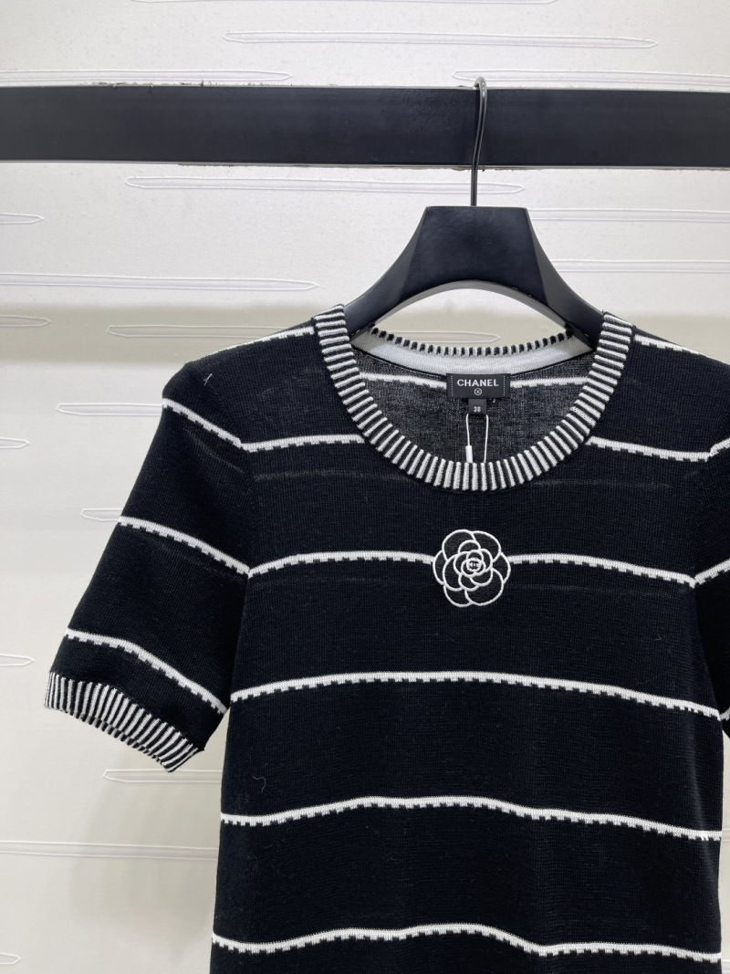 Женская вязаная футболка в полоску с вышивкой Chanel