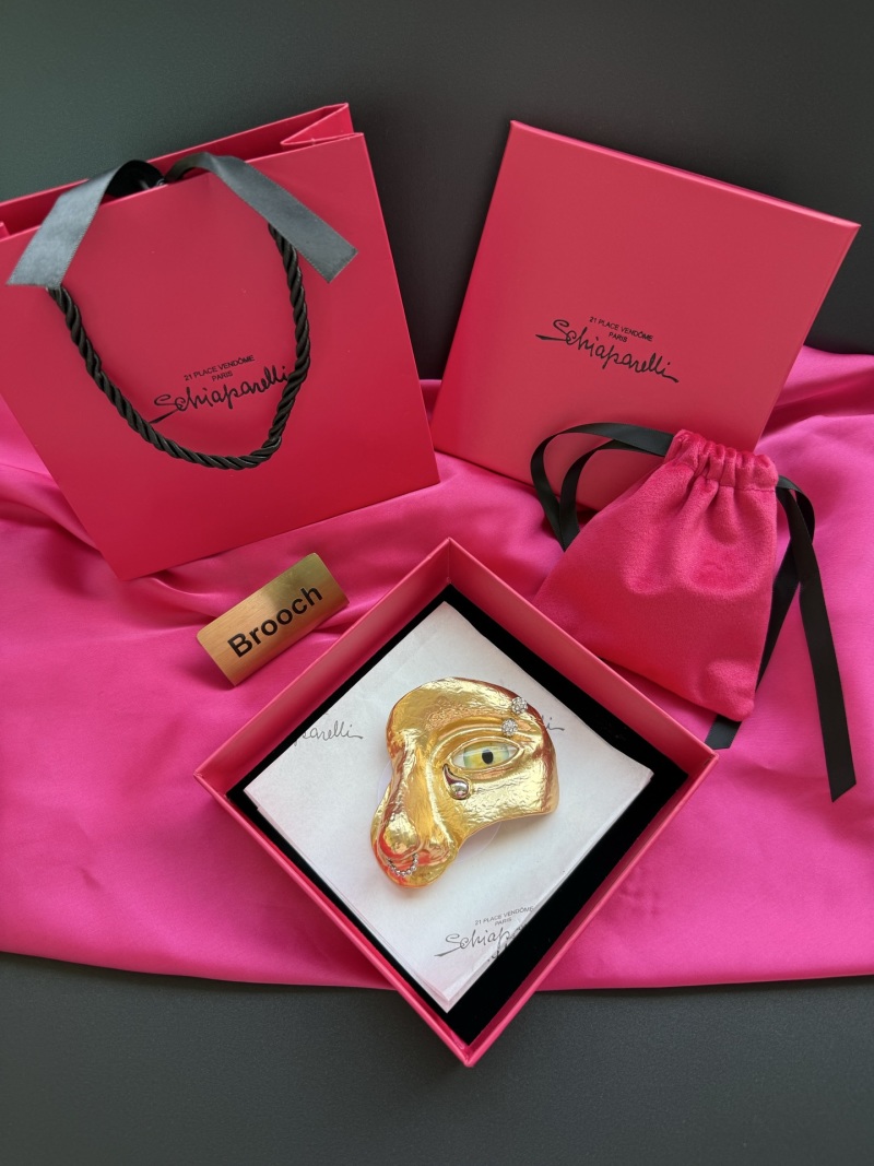 Брошь в виде маски с глазом Schiaparelli