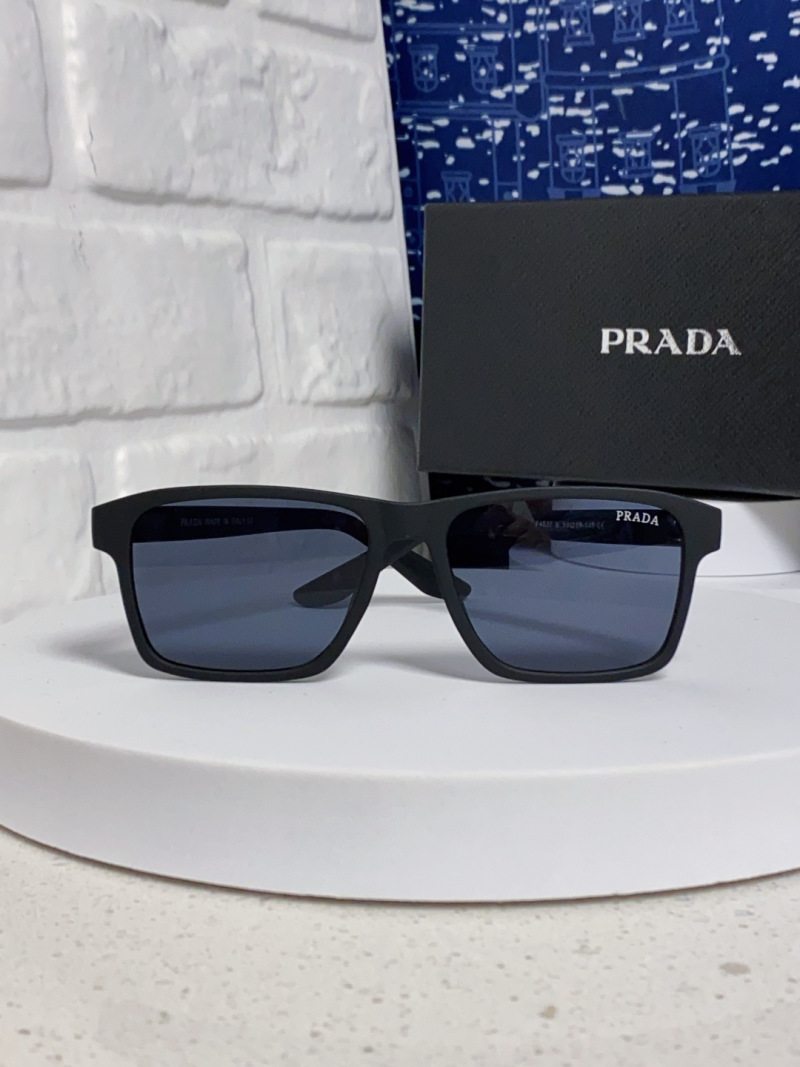 Солнцезащитные очки Prada квадратные поляризационные черные