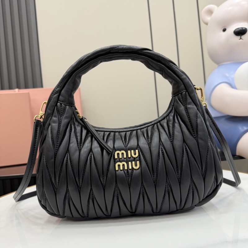 Черная сумка Miu Miu с ручкой и логотипом