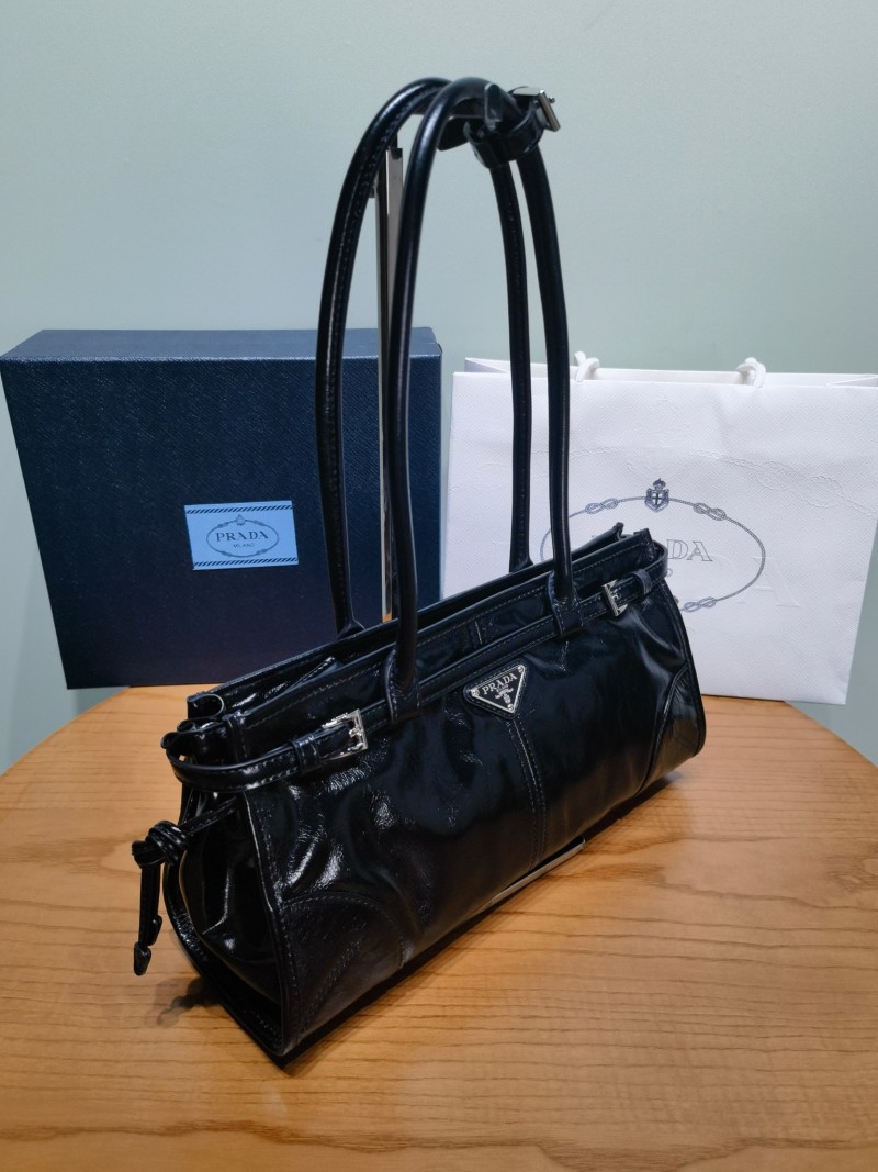 Черная женская сумка Prada из натуральной кожи