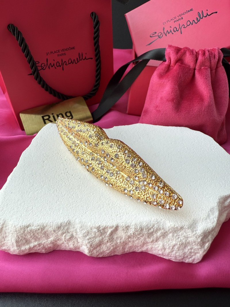 Золотистое кольцо с кристаллами в форме губ Schiaparelli