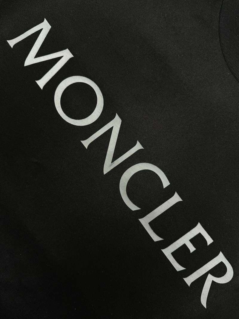 Футболка Moncler с принтом и накладным карманом