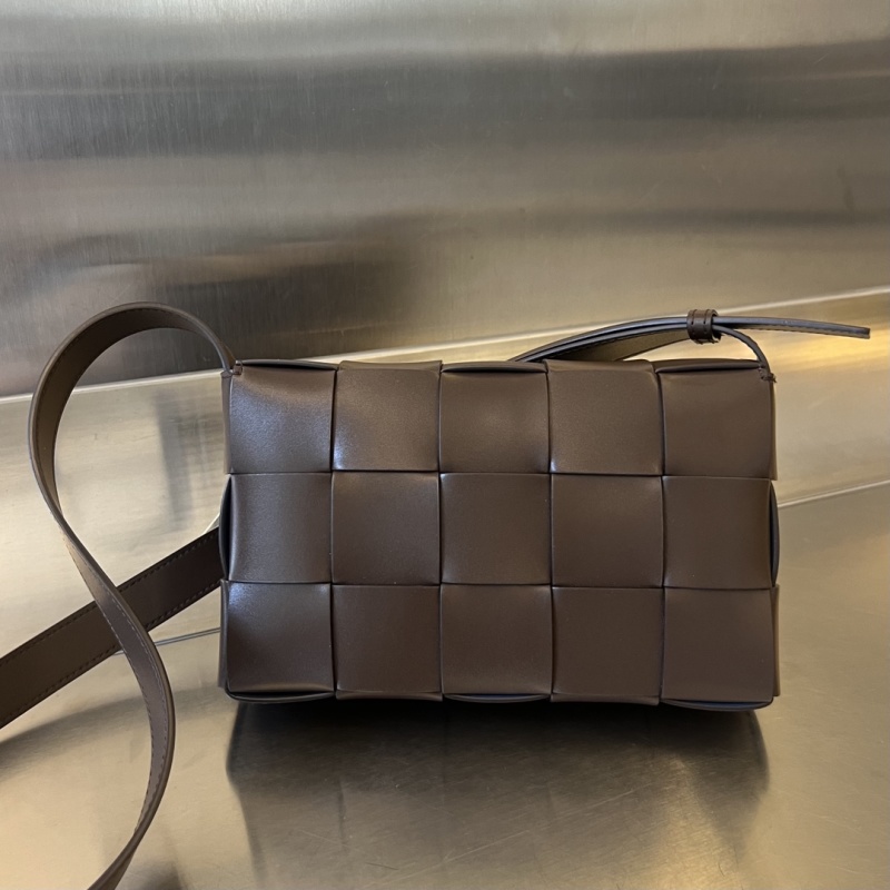 Плетеная кожаная сумка через плечо с пряжкой Bottega Veneta