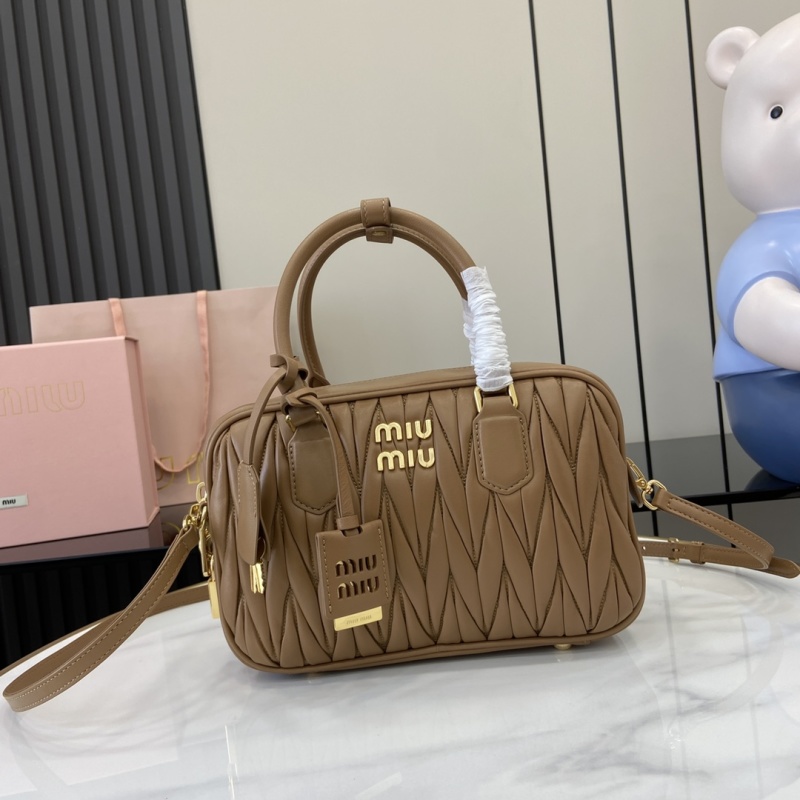Сумка Miu Miu с ручками и плечевым ремнем