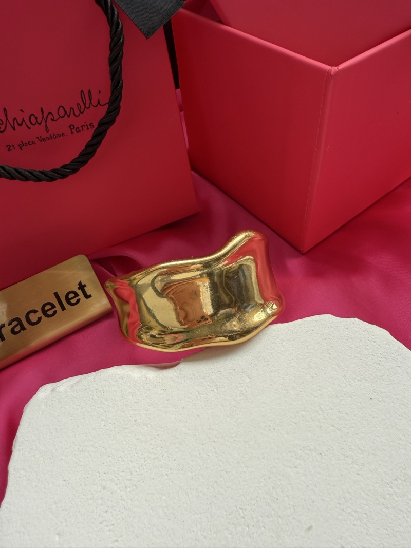 Золотистый браслет Schiaparelli