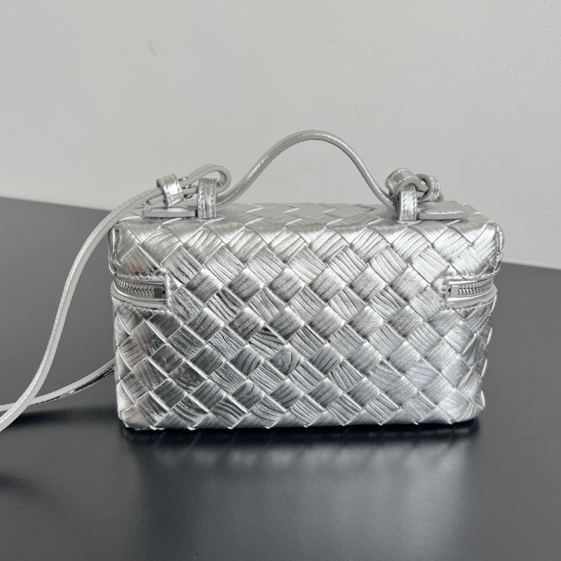 Косметичка Bottega Veneta с плетением и ручкой