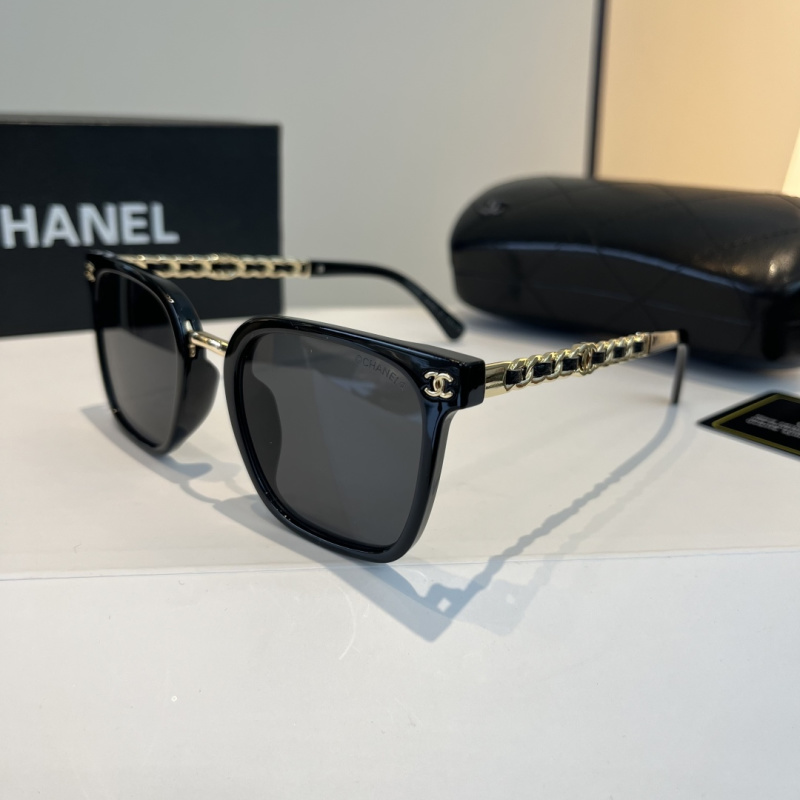 Солнечные очки с декоративной цепью на дужках Chanel