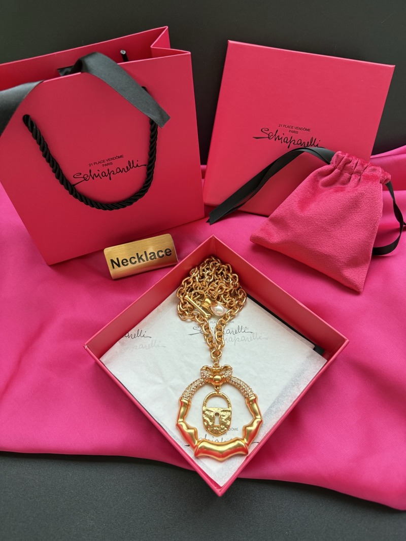 Колье с замком и бусинами Schiaparelli