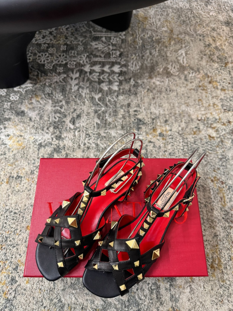 Женские черные босоножки Valentino с декоративными шипами Valentino Garavani