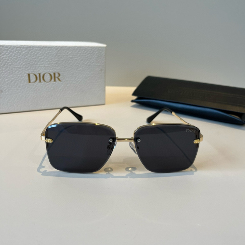 Стильные солнечные очки в золотой оправе с декором на дужках Dior
