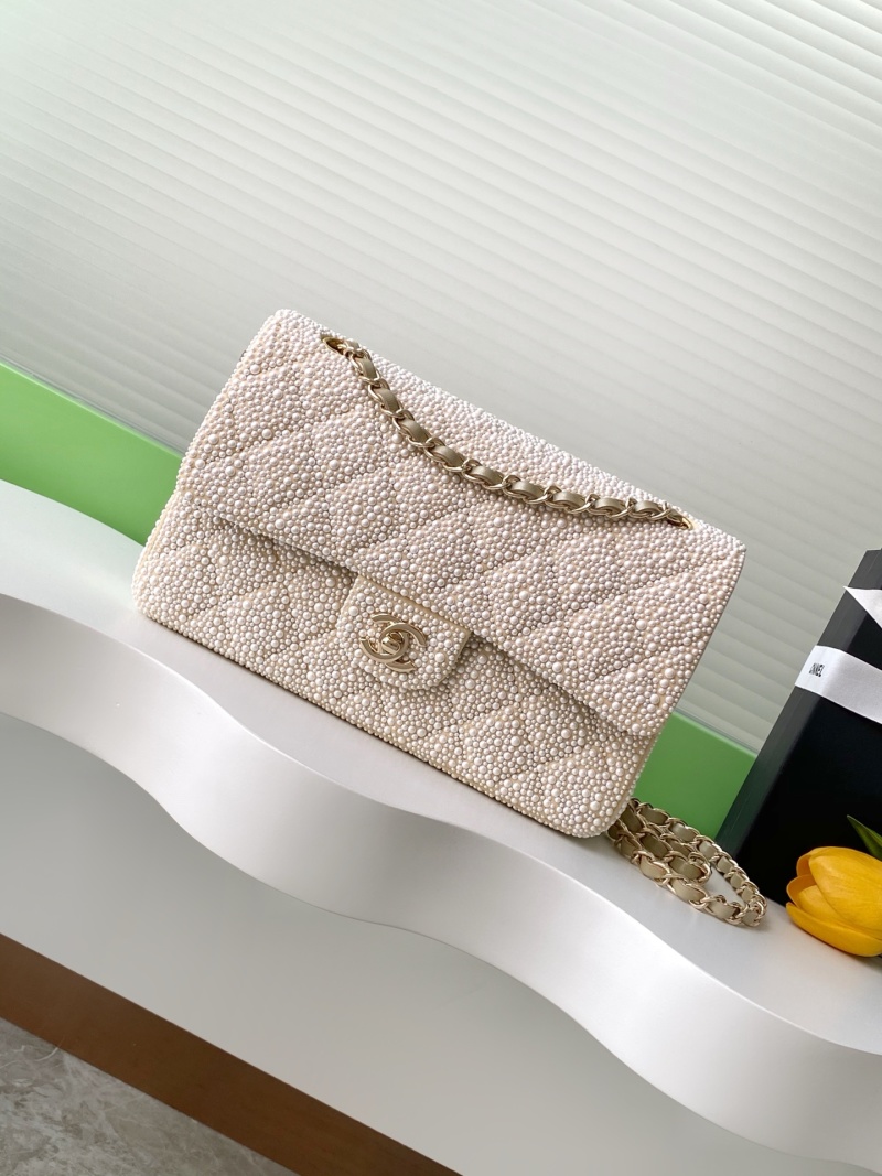 Белая сумка через плечо с перламутровой отделкой Chanel